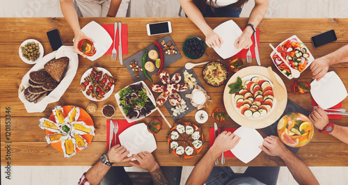 Foto People eat healthy meals at festive table dinner party