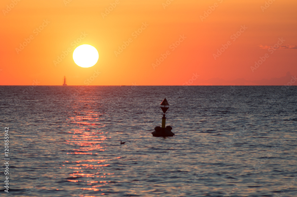Fototapeta premium buoy floating in the sunset 