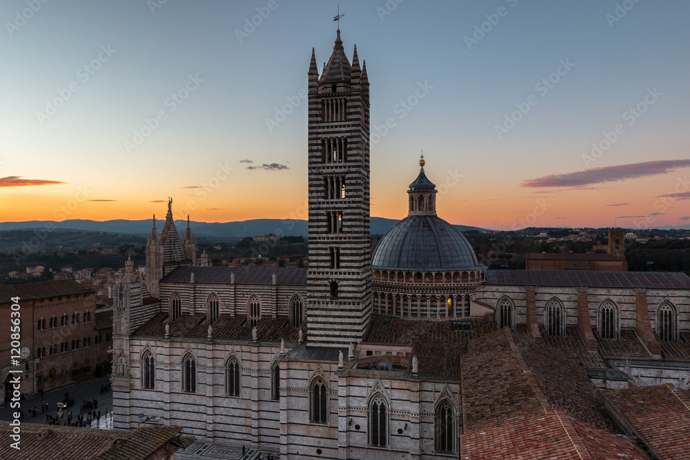 Naklejka premium Il duomo visto lateralmente