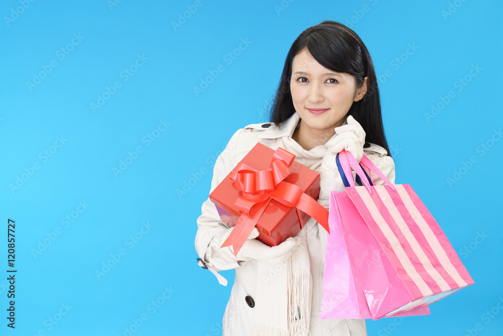 プレゼントを持つ笑顔の女性