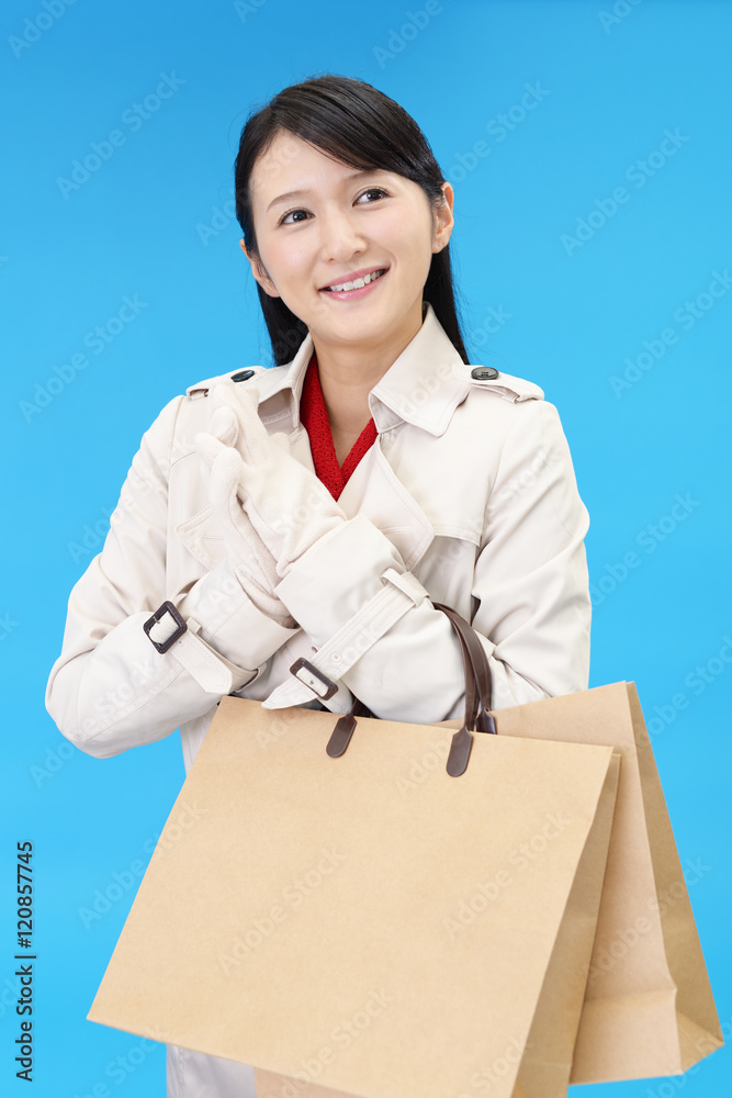 ショッピングバッグを持つ女性