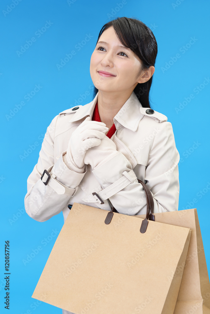 ショッピングバッグを持つ女性 ショッピングバッグを持つ女性