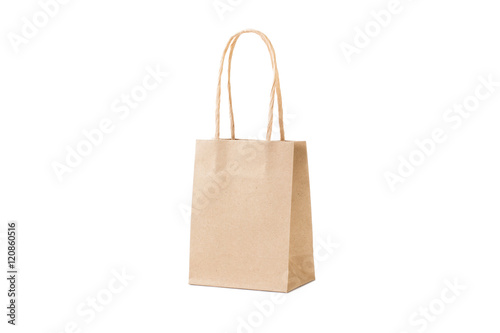 Bolsas de cartón papel con asas de color marrón reciclable sobre un fondo blanco liso y aislado. Vista de frente y de cerca. Copy space