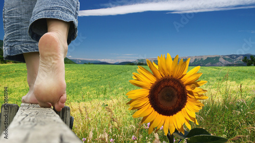 marche pieds nus - détente à la campagne photo