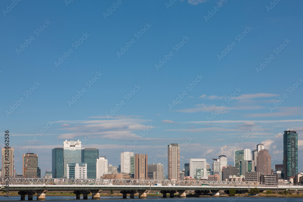 淀川河川敷より大阪のビル群 