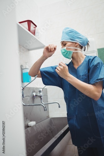 surgeon washing hands prior to operation