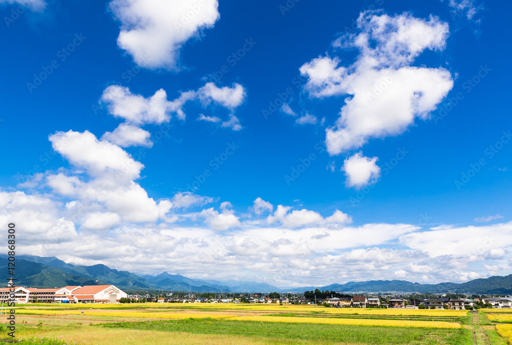 信州 秋晴れの空と安曇野の田園風景 信州 秋晴れの空と安曇野の田園風景