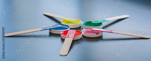 Pots de peintures colorés sur une paillasse de laboratoire