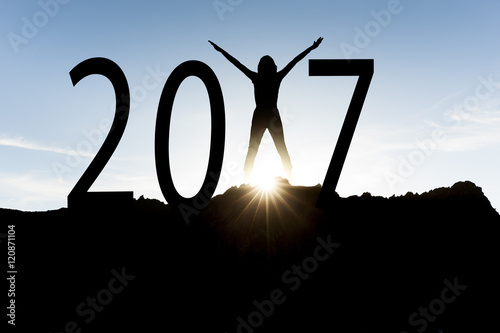 Frau mit erhobenen Armen mit 2017