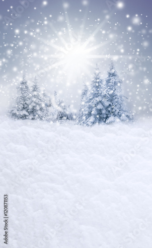 Verschneiter Weihnachtshintergrund © by-studio