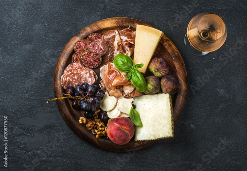 Foto Italian antipasti snacks and glass of vine wine