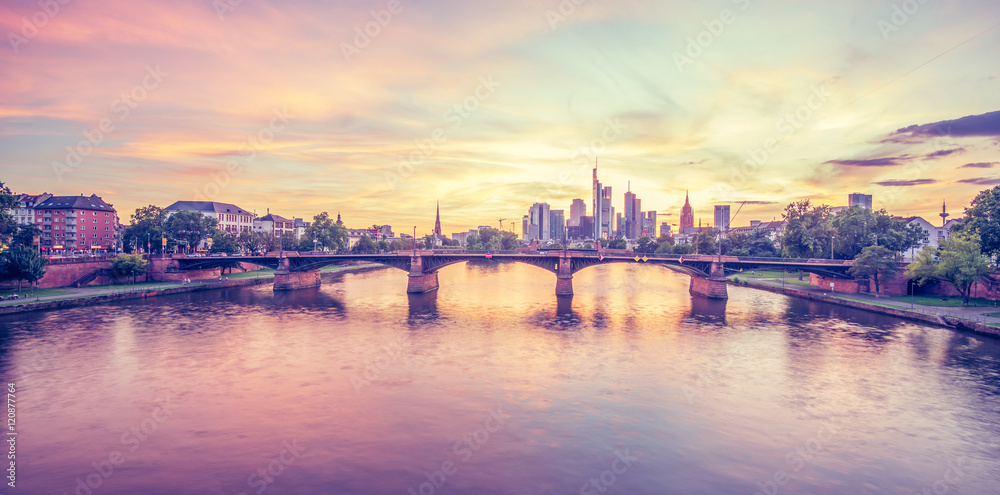 Frankfurt am Main, Skyline zur Abenddämmerung