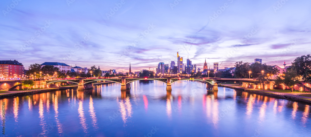 Frankfurt am Main zur Abenddämmerung