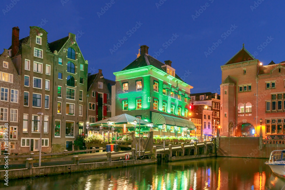 Obraz premium Amsterdam. Night view of the houses along the canal.