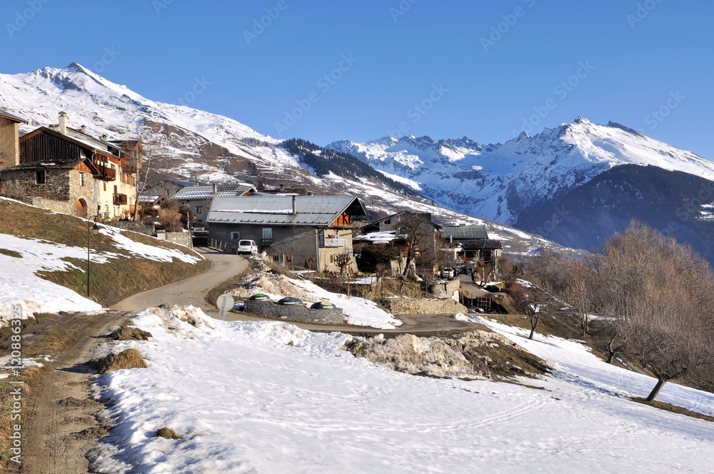 route menant à un village de montagne en hiver 