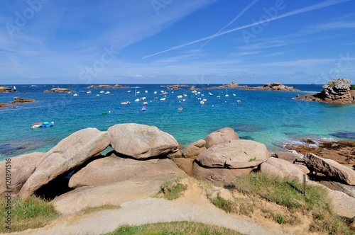Les rochers et la baie de Coz-Pors en Bretagne à Trégastel photo