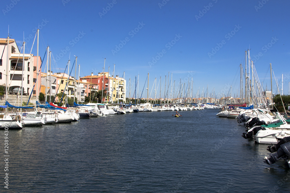 Hafen mit Segelboot Motorboot und anderen Booten am Mittelmeer in Frankreich am Urlaubsort