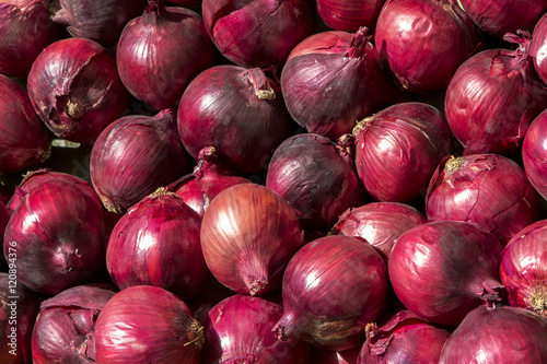 rote zwiebeln auf dem Markt als Hintergrund