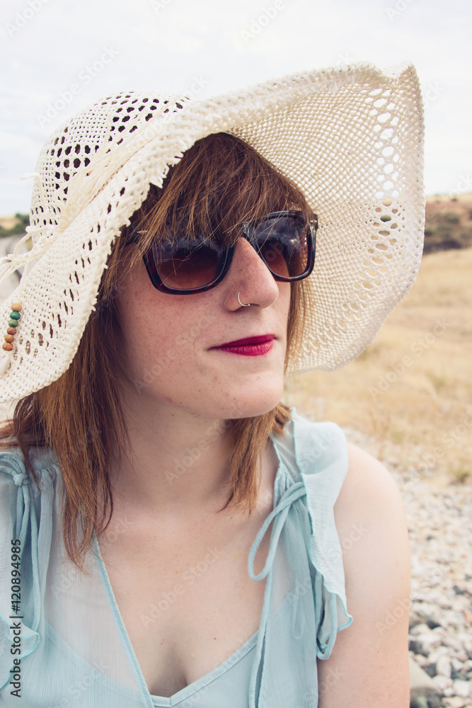 Retrato de una mujer joven con pamela y gafas de sol Stock Photo | Adobe  Stock