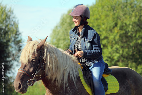 женщина на коне