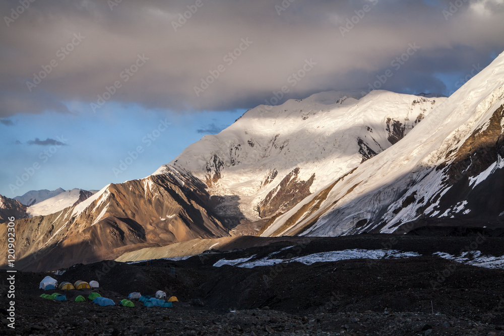 Fototapeta premium Sunset in Pamir mountains