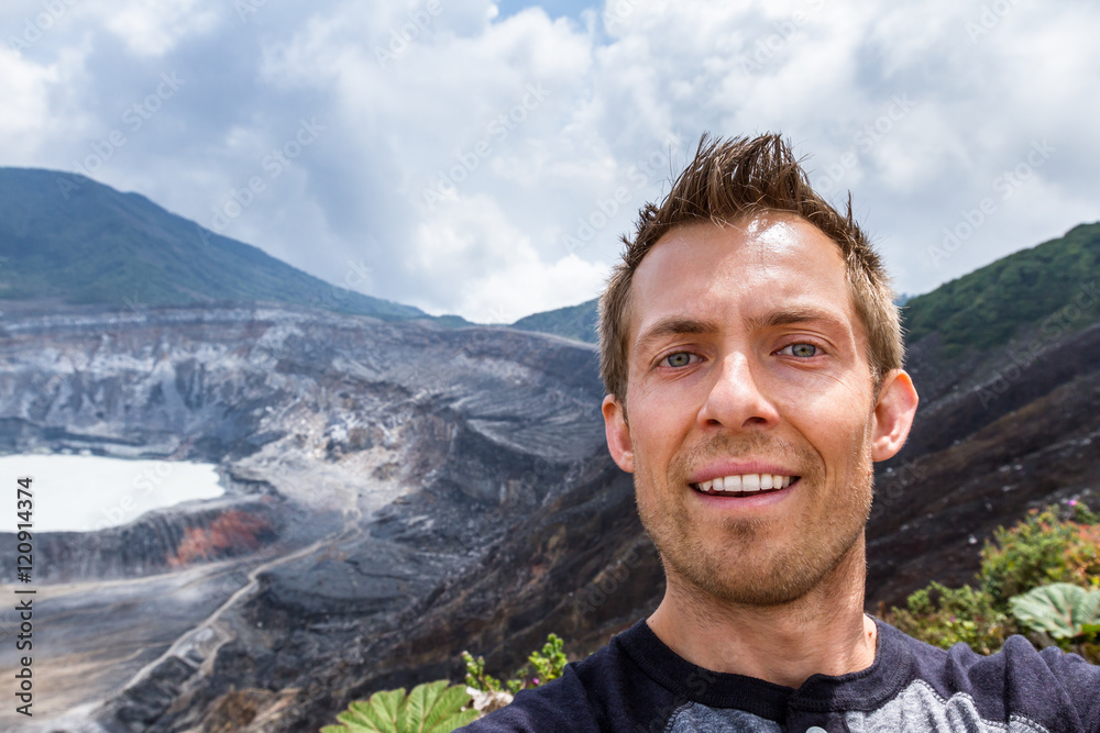 Naklejka premium Selfie with the Poas Volcano in the background