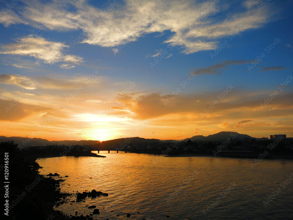 Obraz premium 山に沈む夕日