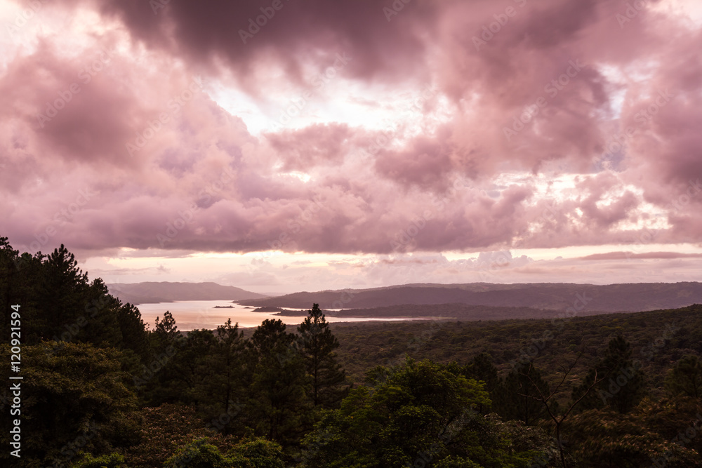 Obraz premium Arenal lake reflection the sun