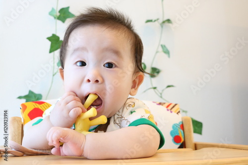 おもちゃで遊ぶ赤ちゃん