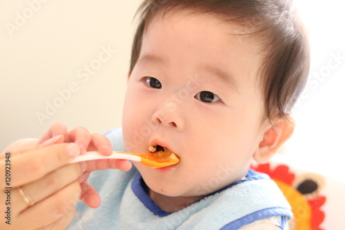 離乳食を食べる赤ちゃん