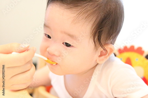 離乳食を食べる赤ちゃん
