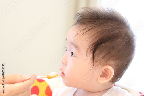 離乳食を食べる赤ちゃん