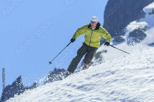 eleganter Skifahrerr im Telemarkstil