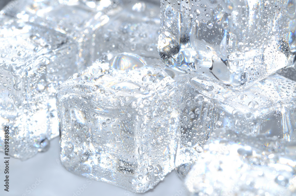 Obraz premium Macro detail of ice cubes with water droplet