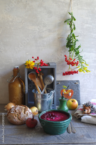 Rote Bete Suppe mit Apfel und creme fraiche - Stillleben photo