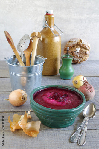 Rote Bete Suppe mit Apfel und creme fraiche - Stillleben photo