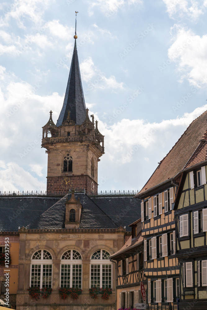 Obraz premium Rue du village et Beffroi, clocher