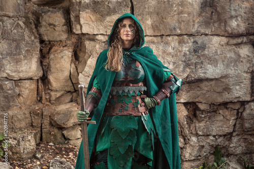 Konstfotografi Elf woman in green leather armor with the sword