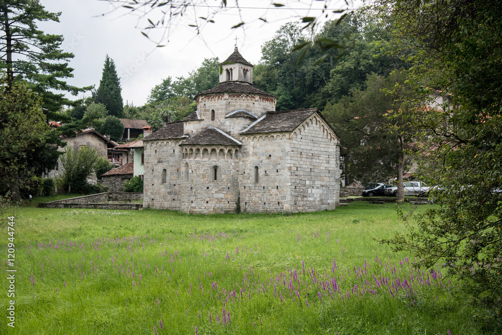 Romanische Kirche im gleichnamigem Ort San Giovanni 11.-12. Jahrhundert. Gebaut auf der grünen Wiese aus weißem Granit vom Berg Montorfano in unmittelbarer Nähe