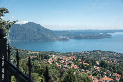 Blick oberhalb vom Ort Bee über den Lago Maggiore nach Laveno-Mombello