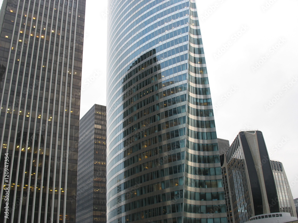 Kunstvolle Architektur in Paris. Der weitläufige Stadtteil La Defense.