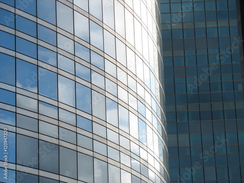 Kunstvolle Architektur in Paris. Der futuristische Stadtteil La Defense.