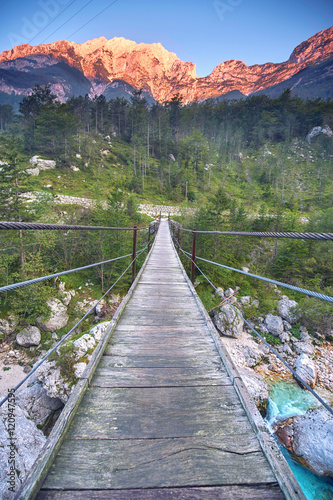 Alpenglühen in den julischen Alpen, Hängebrücke über die Soca © Jenny Sturm