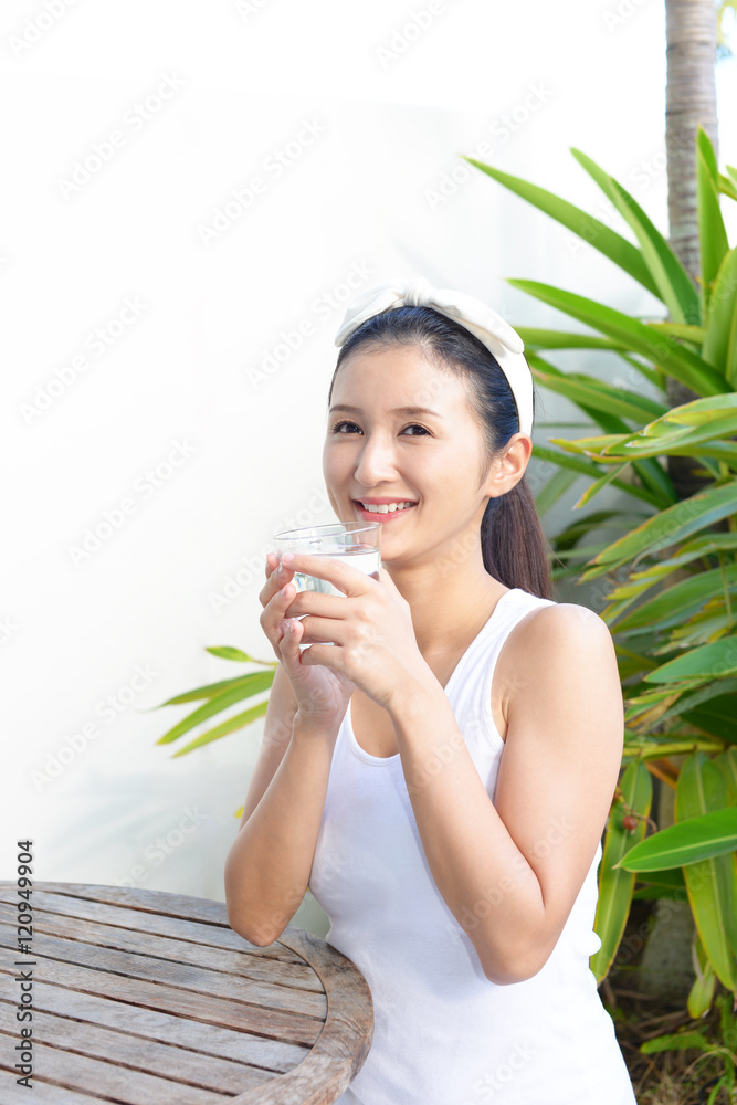 水を飲む女性 水を飲む女性