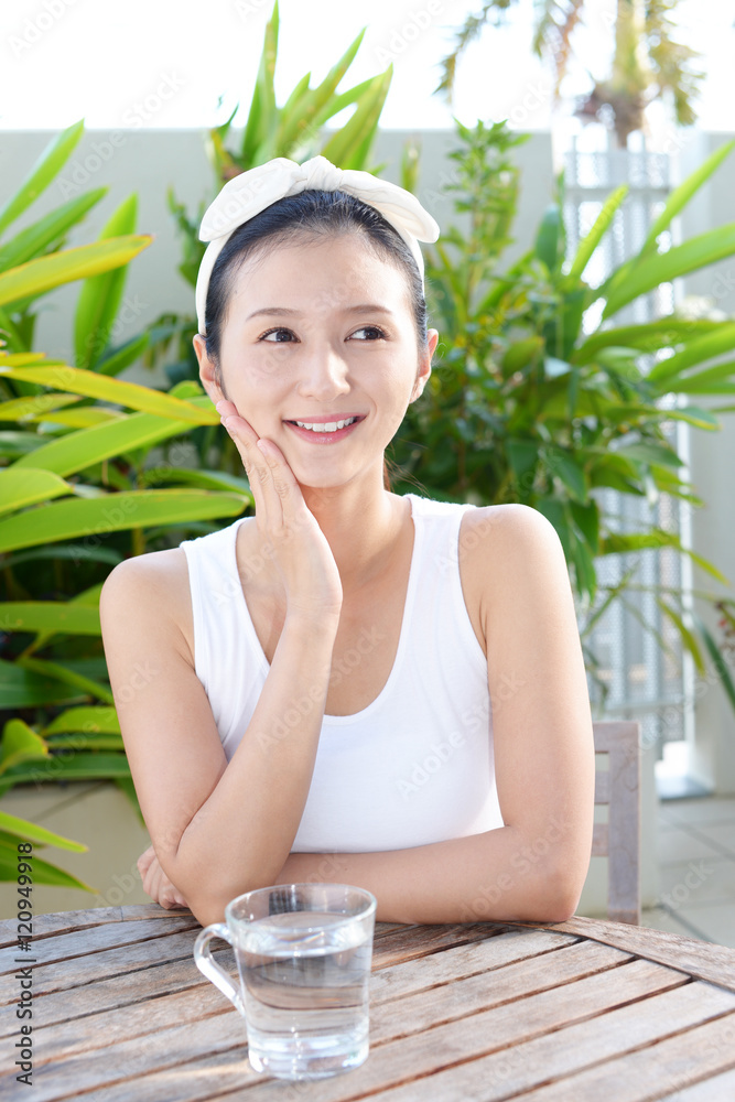 寛ぐ女性 寛ぐ女性