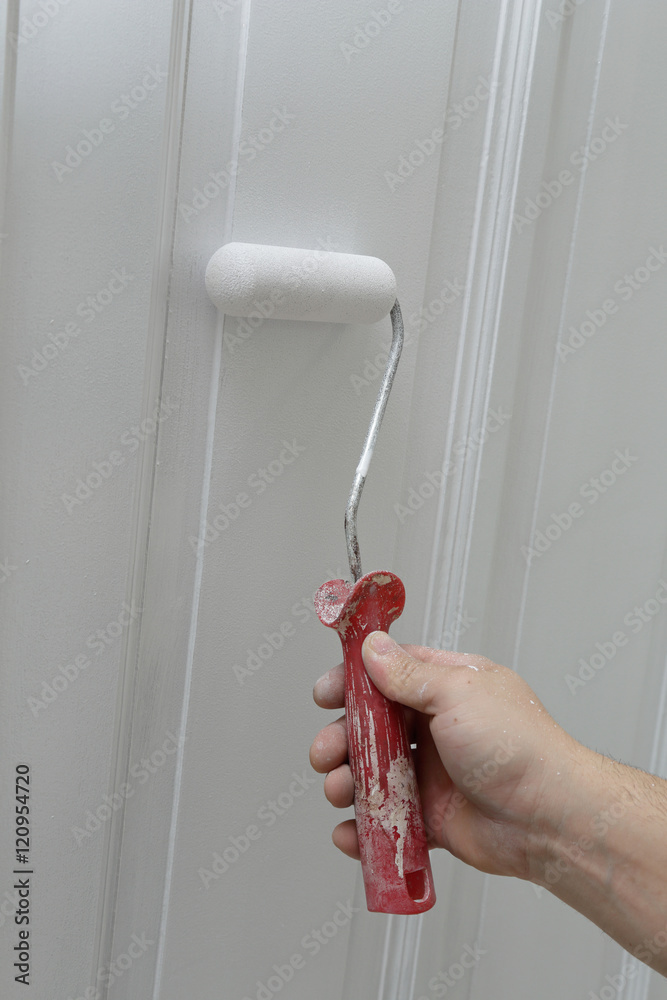 homme peignant porte en bois avec moulure au rouleau Stock Photo Adobe Stock