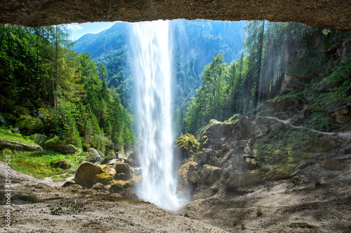 hinter dem Pericnik Wasserfall im Naturpark Slowenien
