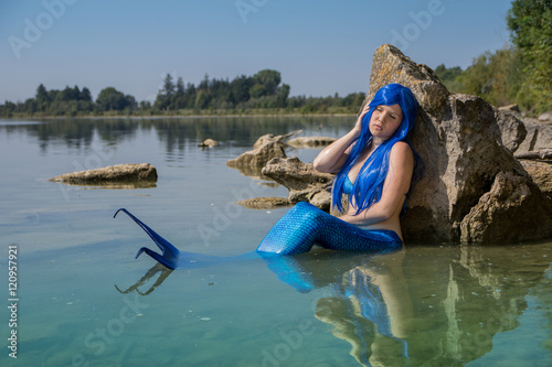 Meerjungfrau mit geschlossenen Augen am Ufer © Michael Eichhammer