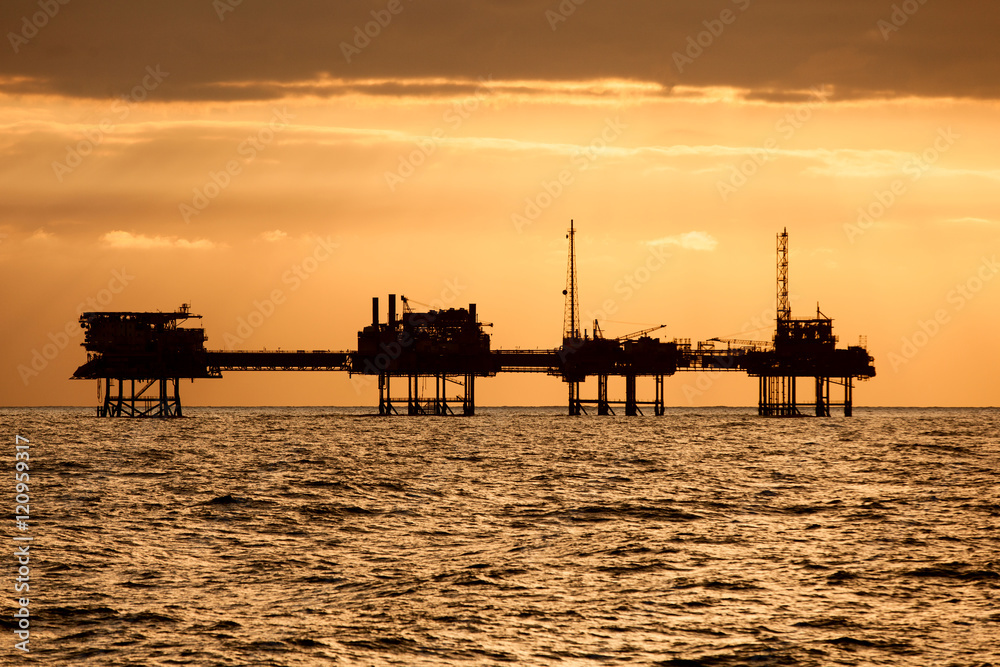 Fototapeta premium Silhouette of offshore oil installation