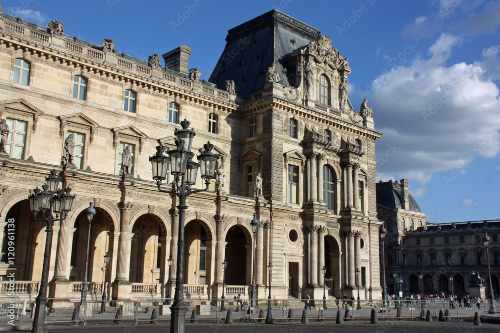 Palais du Louvre en fin de journée à Paris, France